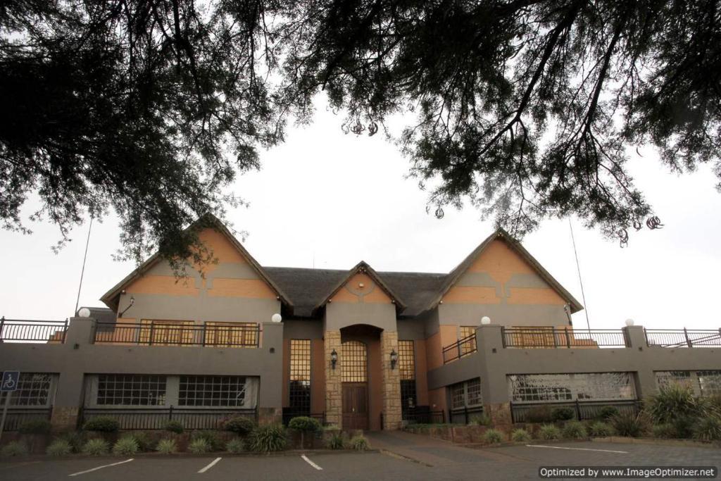 Bains Lodge Bloemfontein Extérieur photo